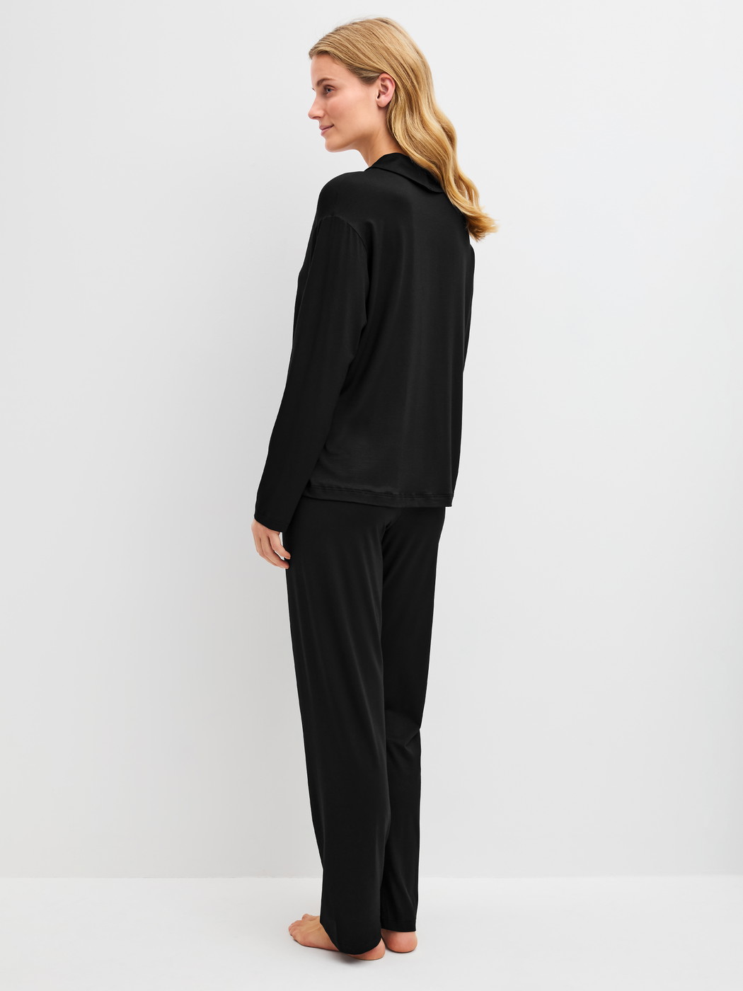 Le mannequin Femme porte le/la Pyjama à boutons en Modal de couleur Noir, Unicolore, de la série Balancing Dreams de CALIDA, Vue arrière