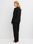Le mannequin Femme porte le/la Pyjama à boutons en Modal de couleur Noir, Unicolore, de la série Balancing Dreams de CALIDA, Vue arrière