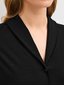 Le mannequin Femme porte le/la Pyjama à boutons en Modal de couleur Noir, Unicolore, de la série Balancing Dreams de CALIDA, Détail