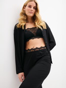 Le mannequin Femme porte le/la Pyjama à boutons en Modal de couleur Noir, Unicolore, de la série Balancing Dreams de CALIDA, Image supplémentaire