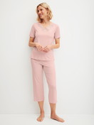 La modella / Il modello Donna indossa 7/8 - Pigiama in Modal di colore Rosa, Pizzo, della serie Elegant Dreams di CALIDA, Vista frontale