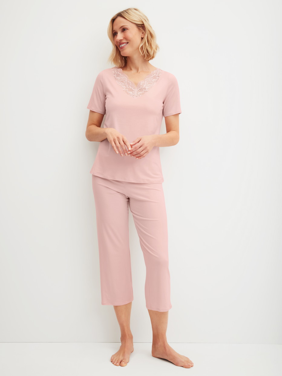 Le mannequin Femme porte le/la 7/8 - Pyjama en Modal de couleur Rose, Dentelle, de la série Elegant Dreams de CALIDA, Vue de face