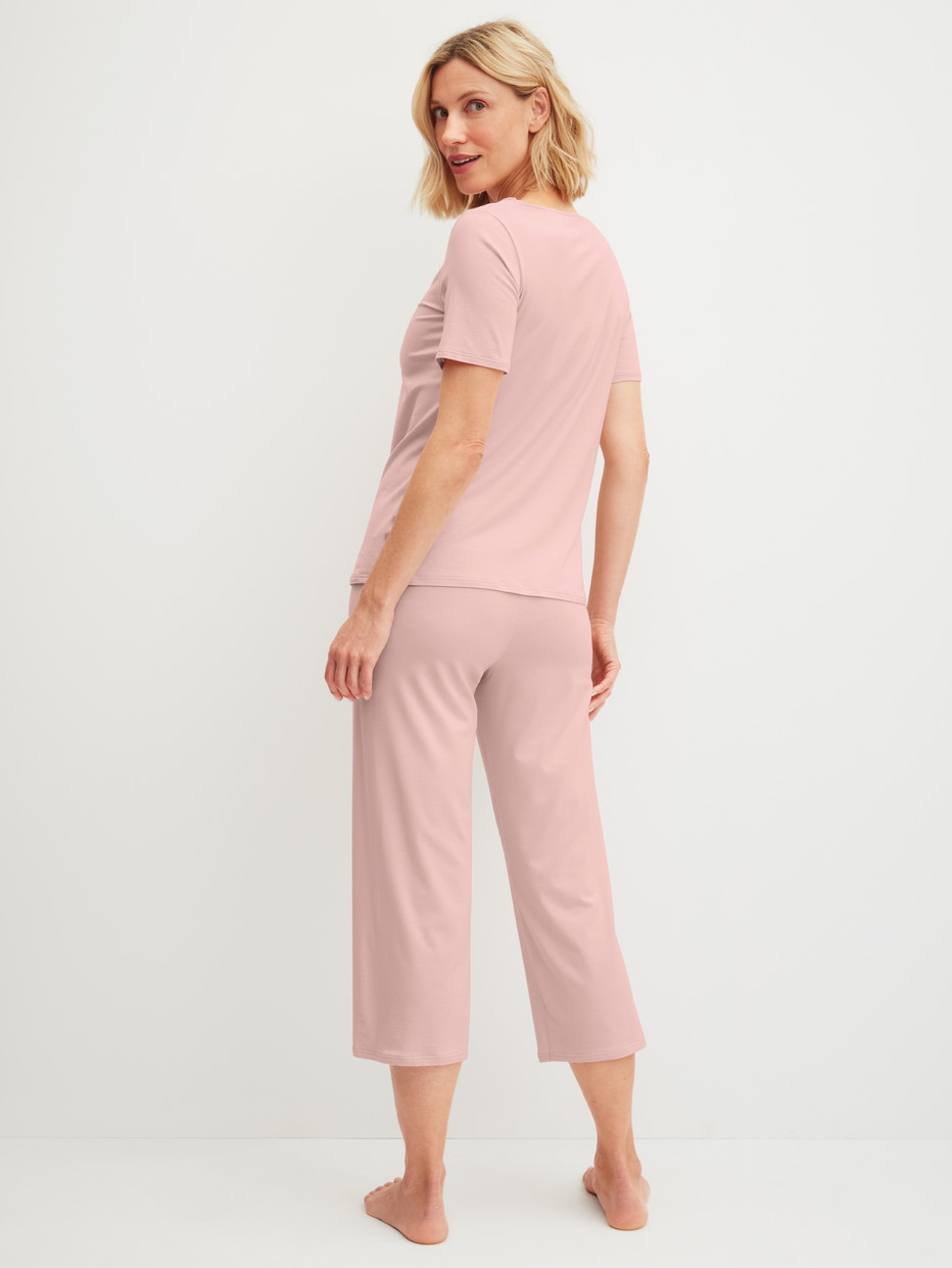Le mannequin Femme porte le/la 7/8 - Pyjama en Modal de couleur Rose, Dentelle, de la série Elegant Dreams de CALIDA, Vue arrière
