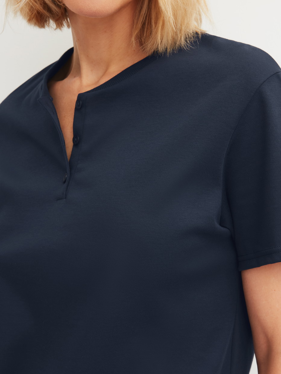 Women model is wearing Capri Pyjama made of 100% Cotton in Blue, Patterned from the Daylight Dreams series by CALIDA, Detail