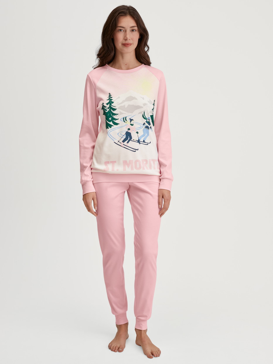 Women model is wearing Pyjama with cuff made of 100% Cotton in Pink, Motif from the Ski Resort series by CALIDA, Front view
