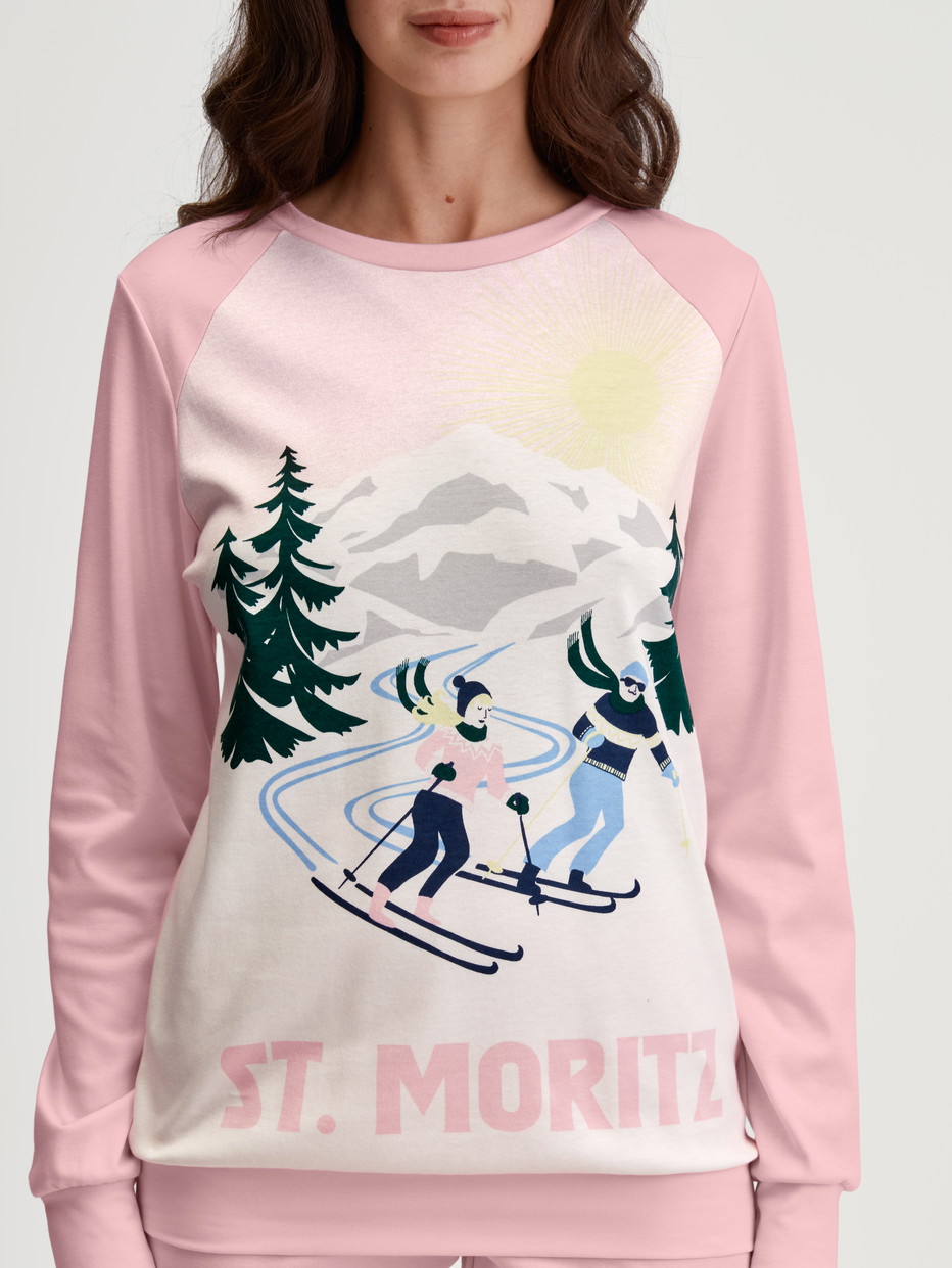 Women model is wearing Pyjama with cuff made of 100% Cotton in Pink, Motif from the Ski Resort series by CALIDA, Detail