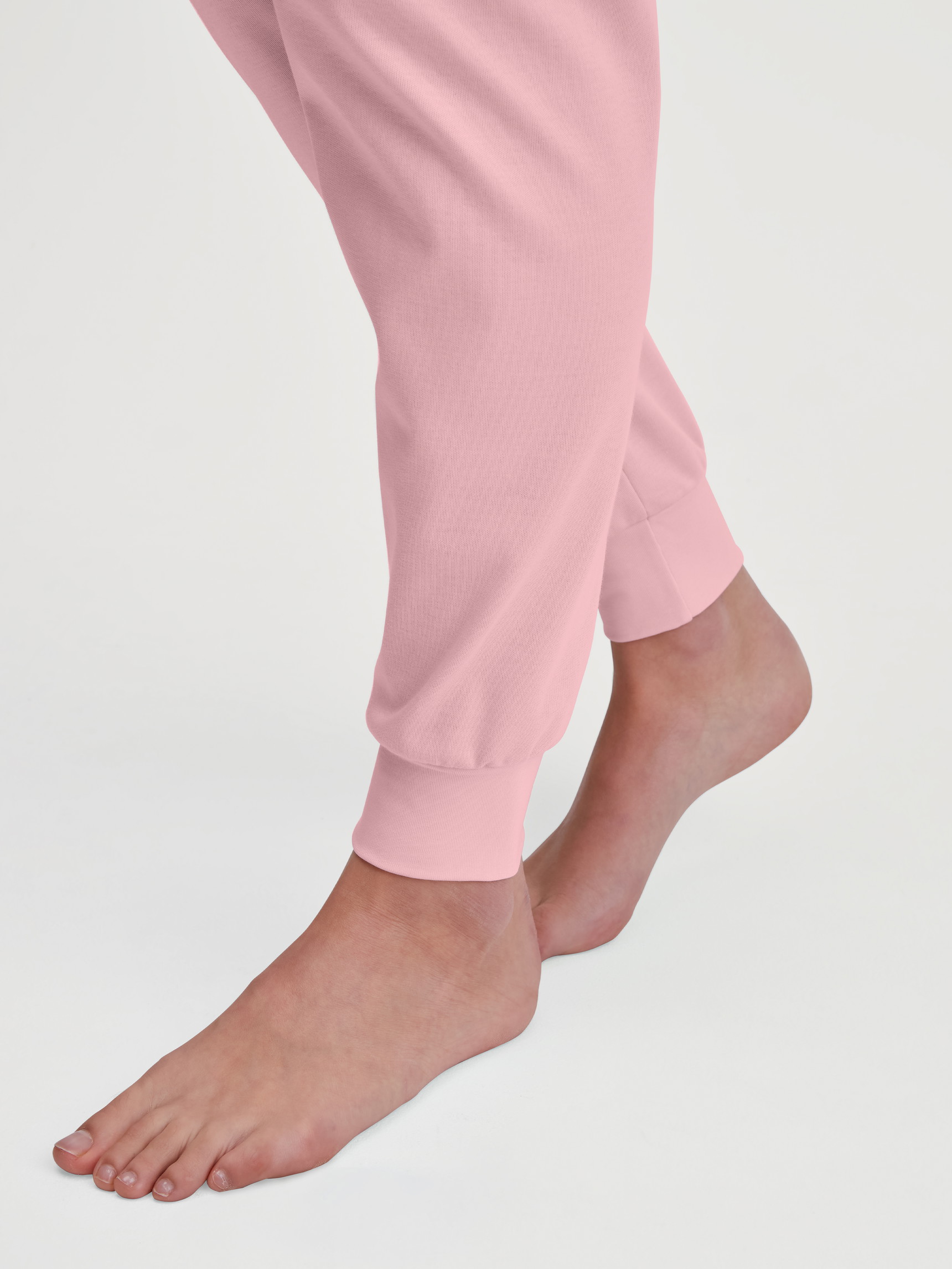 Women model is wearing Pyjama with cuff made of 100% Cotton in Pink, Motif from the Ski Resort series by CALIDA, Detail