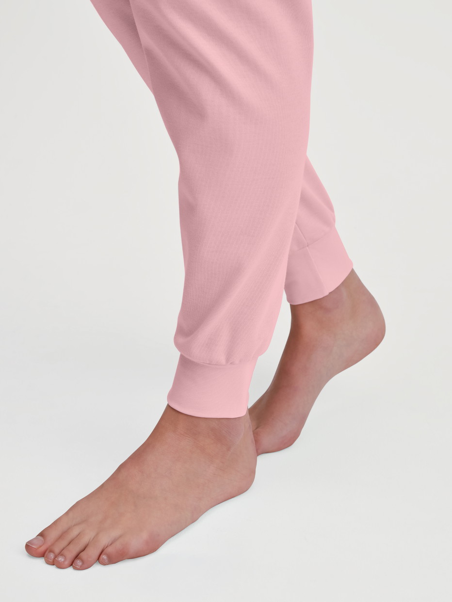 Women model is wearing Pyjama with cuff made of 100% Cotton in Pink, Motif from the Ski Resort series by CALIDA, Detail