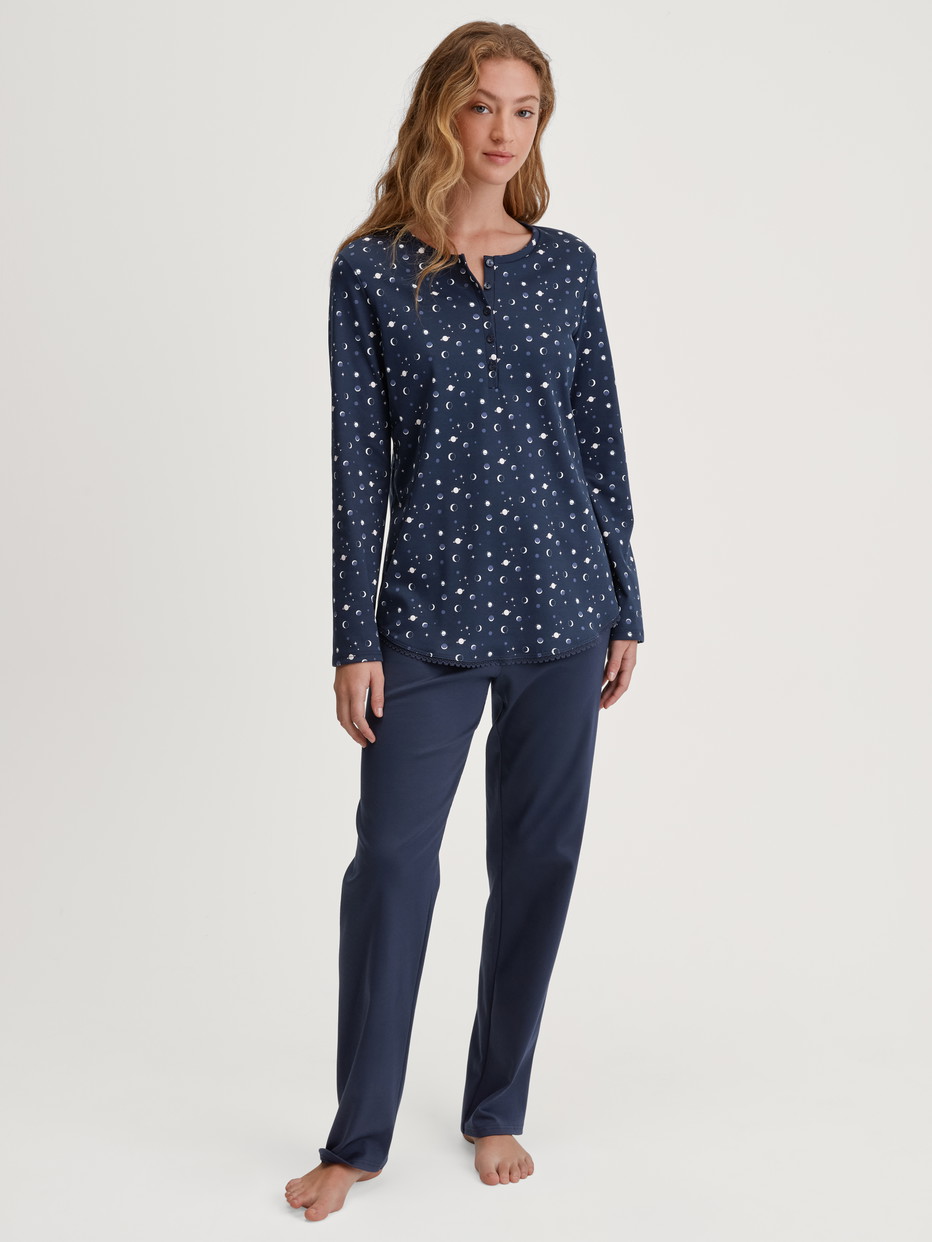 Damen-Model trägt Pyjama mit Knöpfen aus 100% Baumwolle in Blau, Gemustert aus Serie Midnight Dreams von CALIDA, Vorderansicht