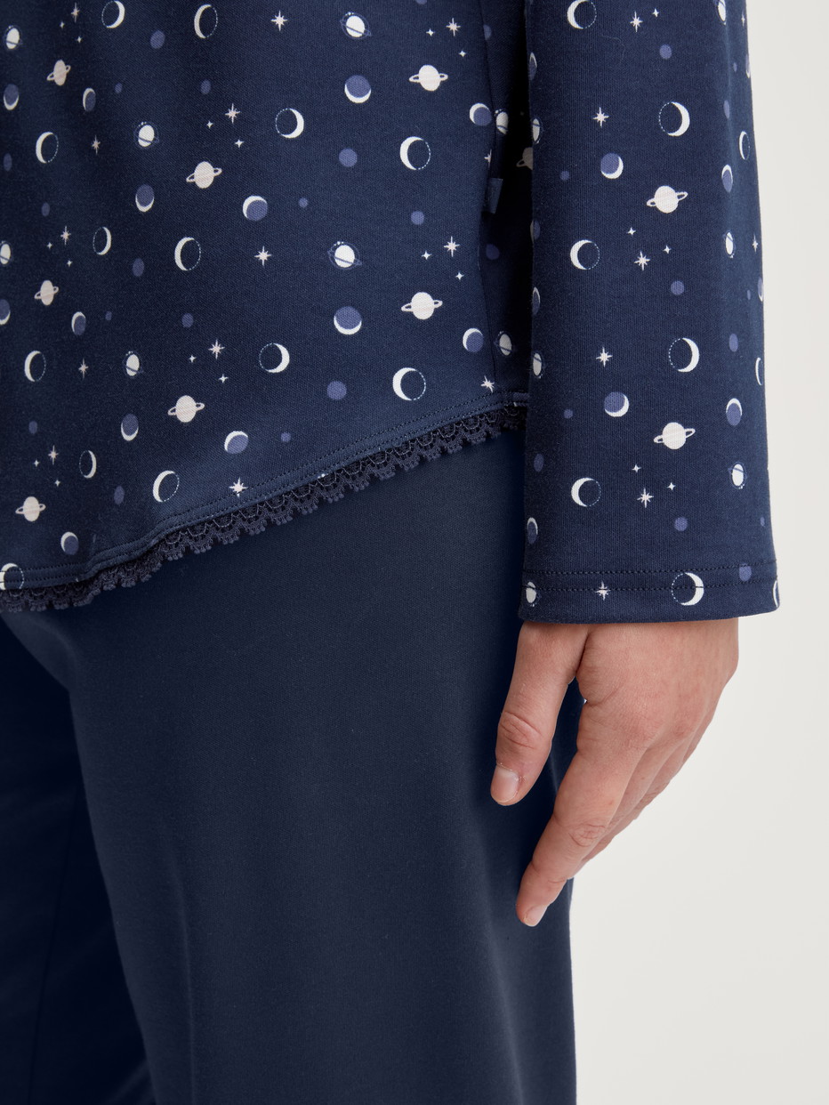Damen-Model trägt Pyjama mit Knöpfen aus 100% Baumwolle in Blau, Gemustert aus Serie Midnight Dreams von CALIDA, Detail