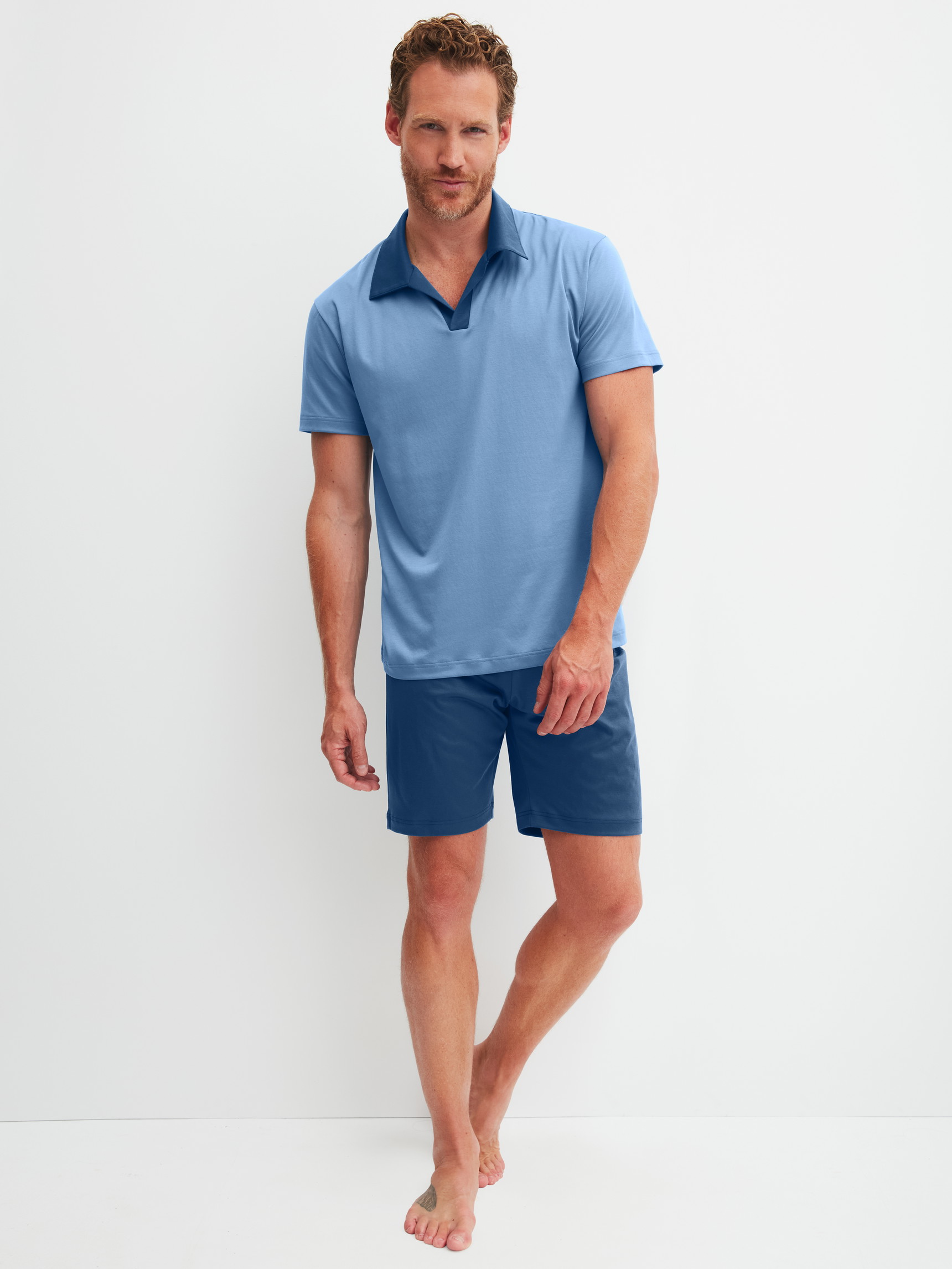 Herren-Model trägt Kurz-Pyjama aus Baumwolle in Blau, Einfarbig aus Serie Relax Superlight von CALIDA, Vorderansicht