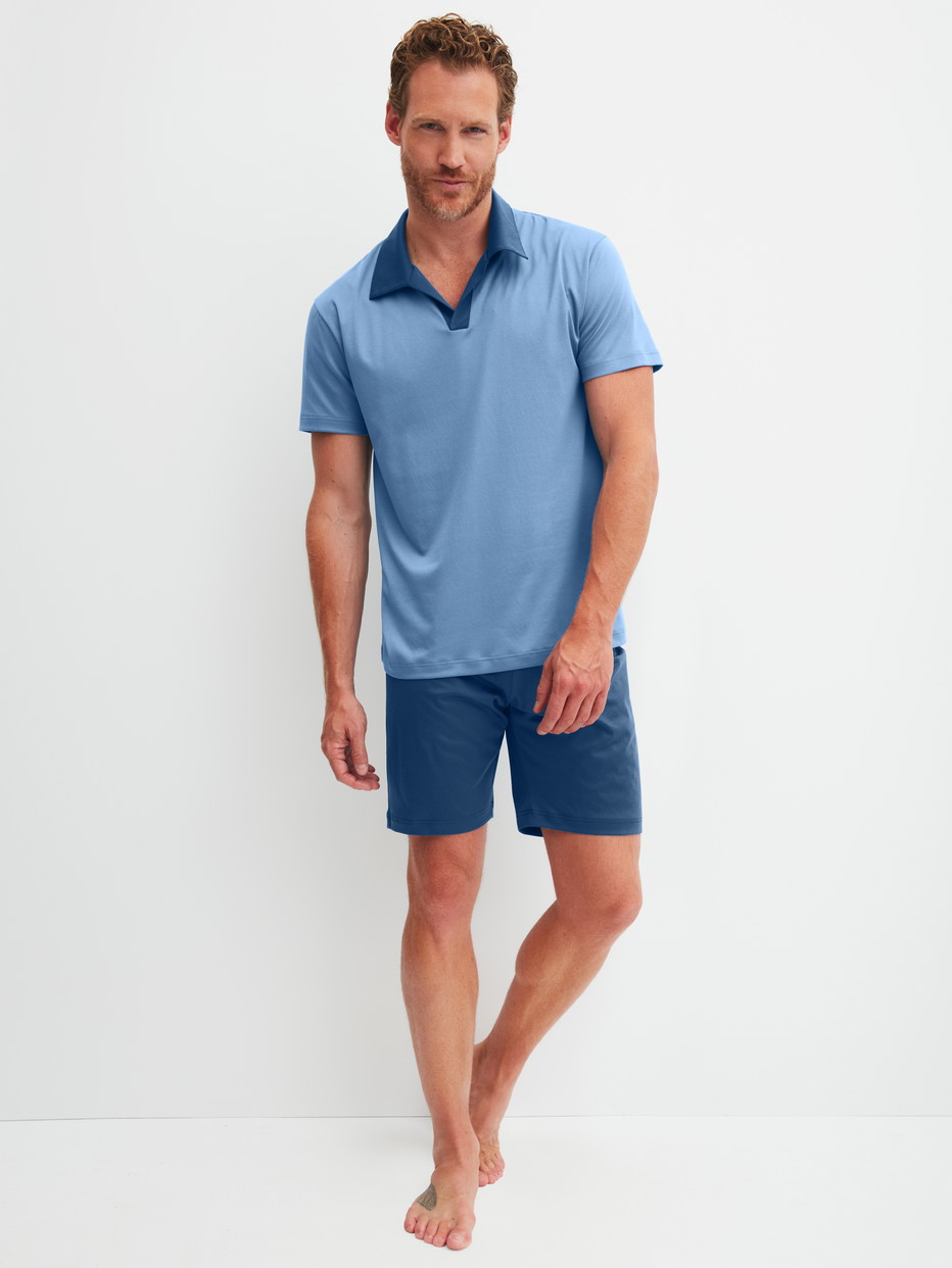 Herren-Model trägt Kurz-Pyjama aus Baumwolle in Blau, Einfarbig aus Serie Relax Superlight von CALIDA, Vorderansicht