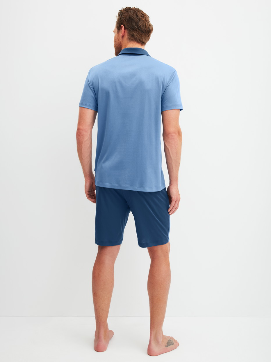 Herren-Model trägt Kurz-Pyjama aus Baumwolle in Blau, Einfarbig aus Serie Relax Superlight von CALIDA, Rückansicht
