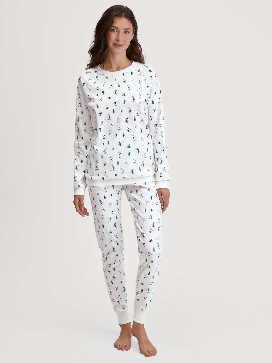Le mannequin Femme porte le/la Pyjama avec bords élastiques en 100% coton de couleur Blanc, À motifs, de la série Ski Resort de CALIDA, Vue de face