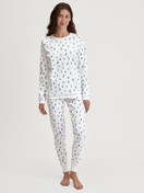 Le mannequin Femme porte le/la Pyjama avec bords élastiques en 100% coton de couleur Blanc, À motifs, de la série Ski Resort de CALIDA, Vue de face