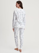 Le mannequin Femme porte le/la Pyjama avec bords élastiques en 100% coton de couleur Blanc, À motifs, de la série Ski Resort de CALIDA, Vue arrière