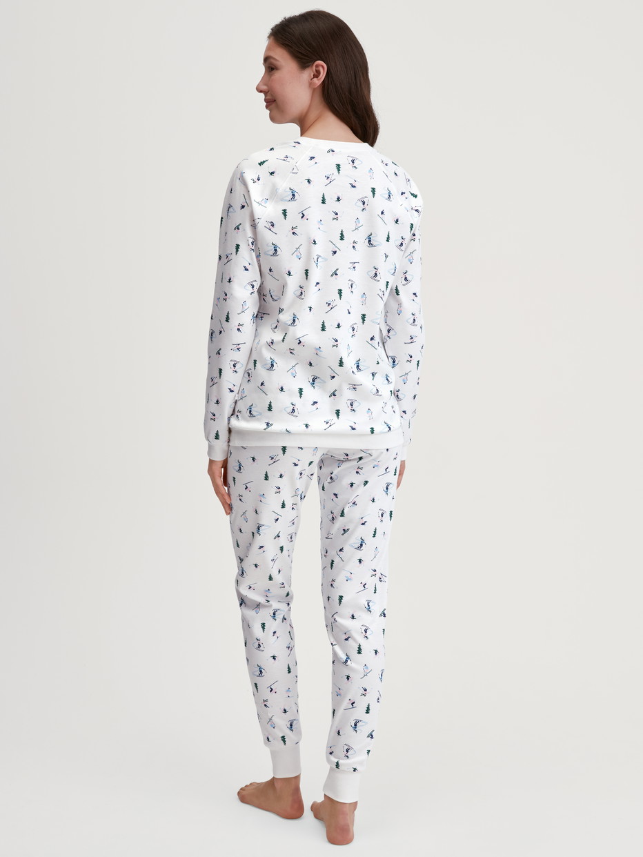 Le mannequin Femme porte le/la Pyjama avec bords élastiques en 100% coton de couleur Blanc, À motifs, de la série Ski Resort de CALIDA, Vue arrière