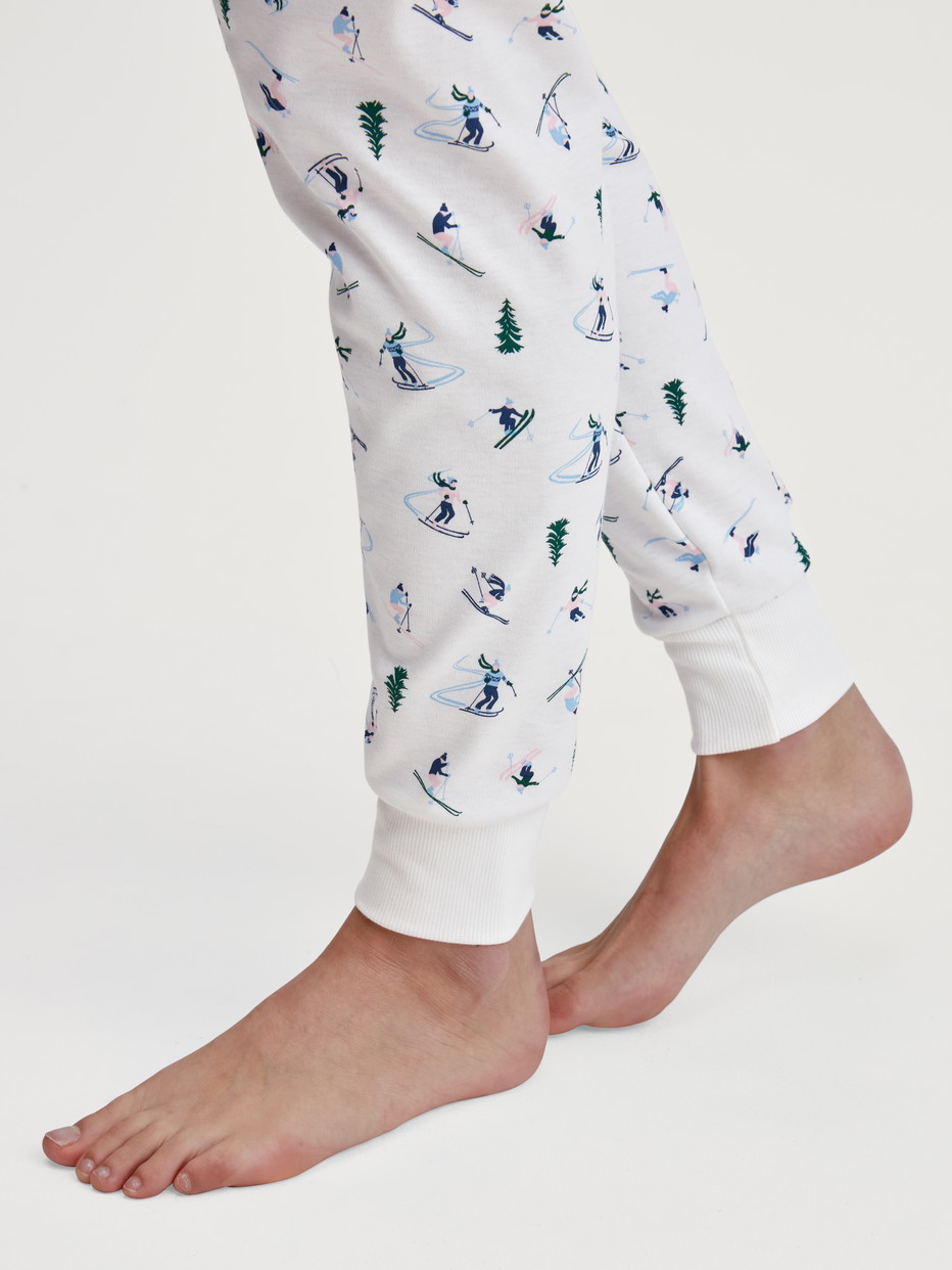 Le mannequin Femme porte le/la Pyjama avec bords élastiques en 100% coton de couleur Blanc, À motifs, de la série Ski Resort de CALIDA, Détail