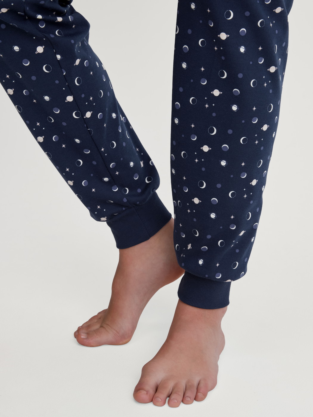 Damen-Model trägt Bündchen-Pyjama aus 100% Baumwolle in Blau, Gemustert aus Serie Midnight Dreams von CALIDA, Detail