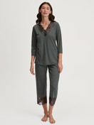 Damen-Model trägt 7/8-Pyjama aus Baumwolle in Schwarz, Spitze aus Serie Deep Dreams von CALIDA, Vorderansicht