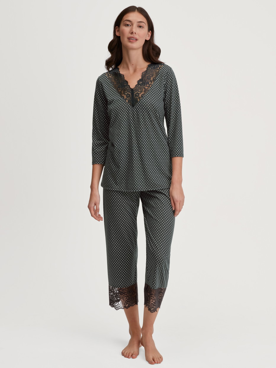 Damen-Model trägt 7/8-Pyjama aus Baumwolle in Schwarz, Spitze aus Serie Deep Dreams von CALIDA, Vorderansicht