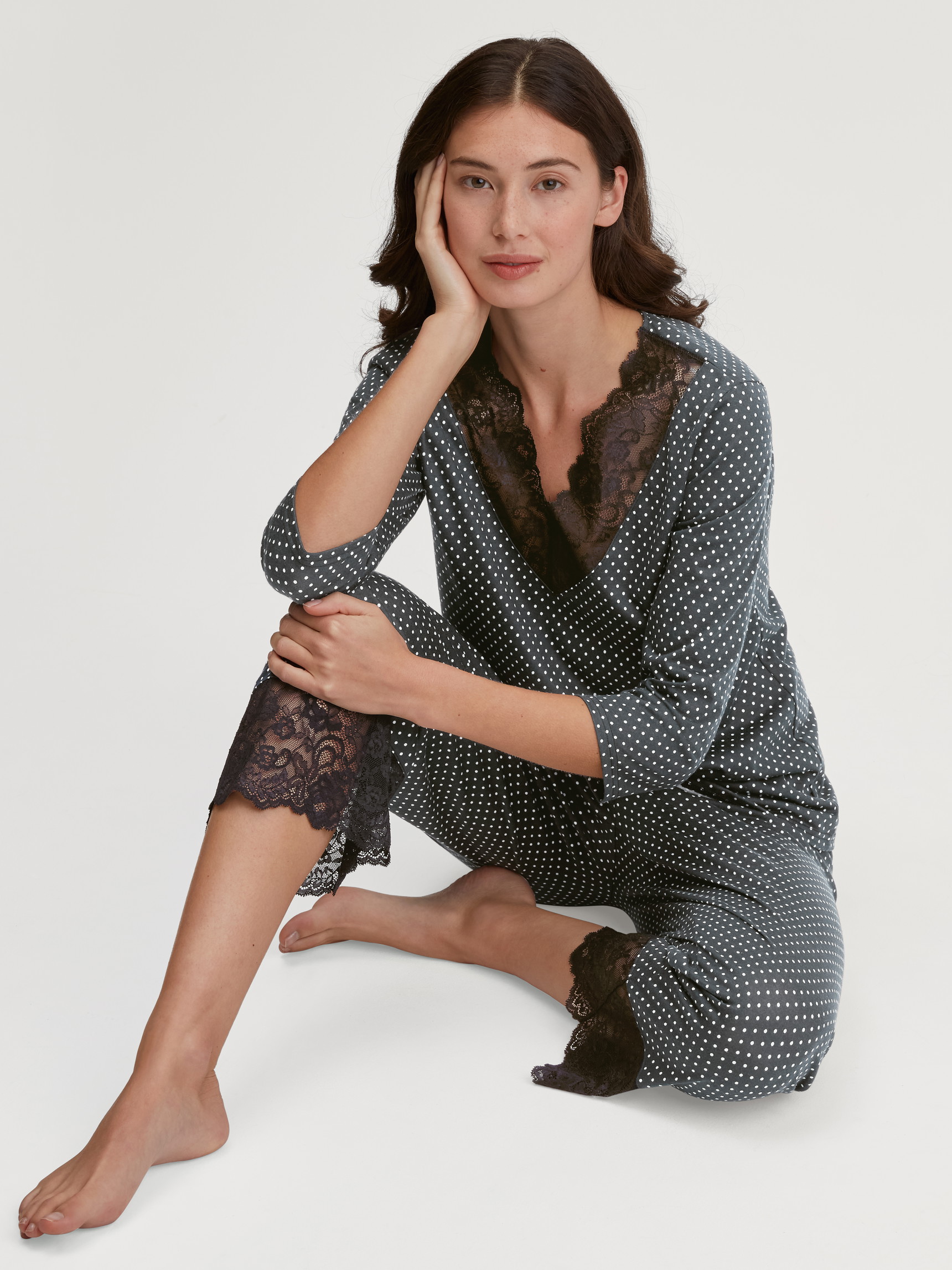 Damen-Model trägt 7/8-Pyjama aus Baumwolle in Schwarz, Spitze aus Serie Deep Dreams von CALIDA, Zusatzbild