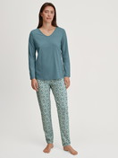 Damen-Model trägt Pyjama, lang aus 100% Baumwolle in Blau, Gemustert aus Serie Ornament Nights von CALIDA, Vorderansicht