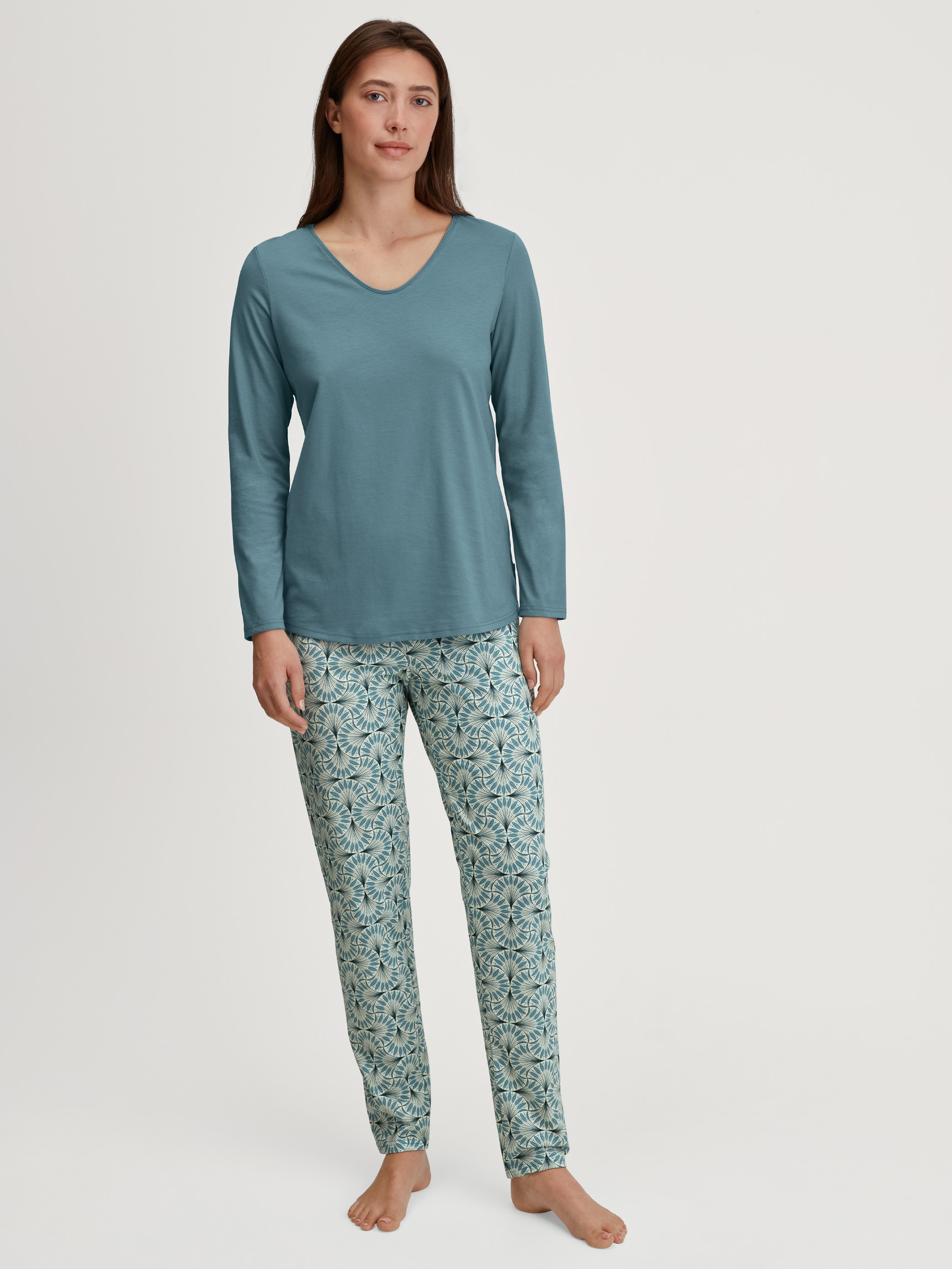 Damen-Model trägt Pyjama, lang aus 100% Baumwolle in Blau, Gemustert aus Serie Ornament Nights von CALIDA, Vorderansicht