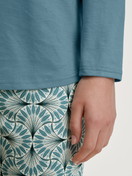 Damen-Model trägt Pyjama, lang aus 100% Baumwolle in Blau, Gemustert aus Serie Ornament Nights von CALIDA, Detail