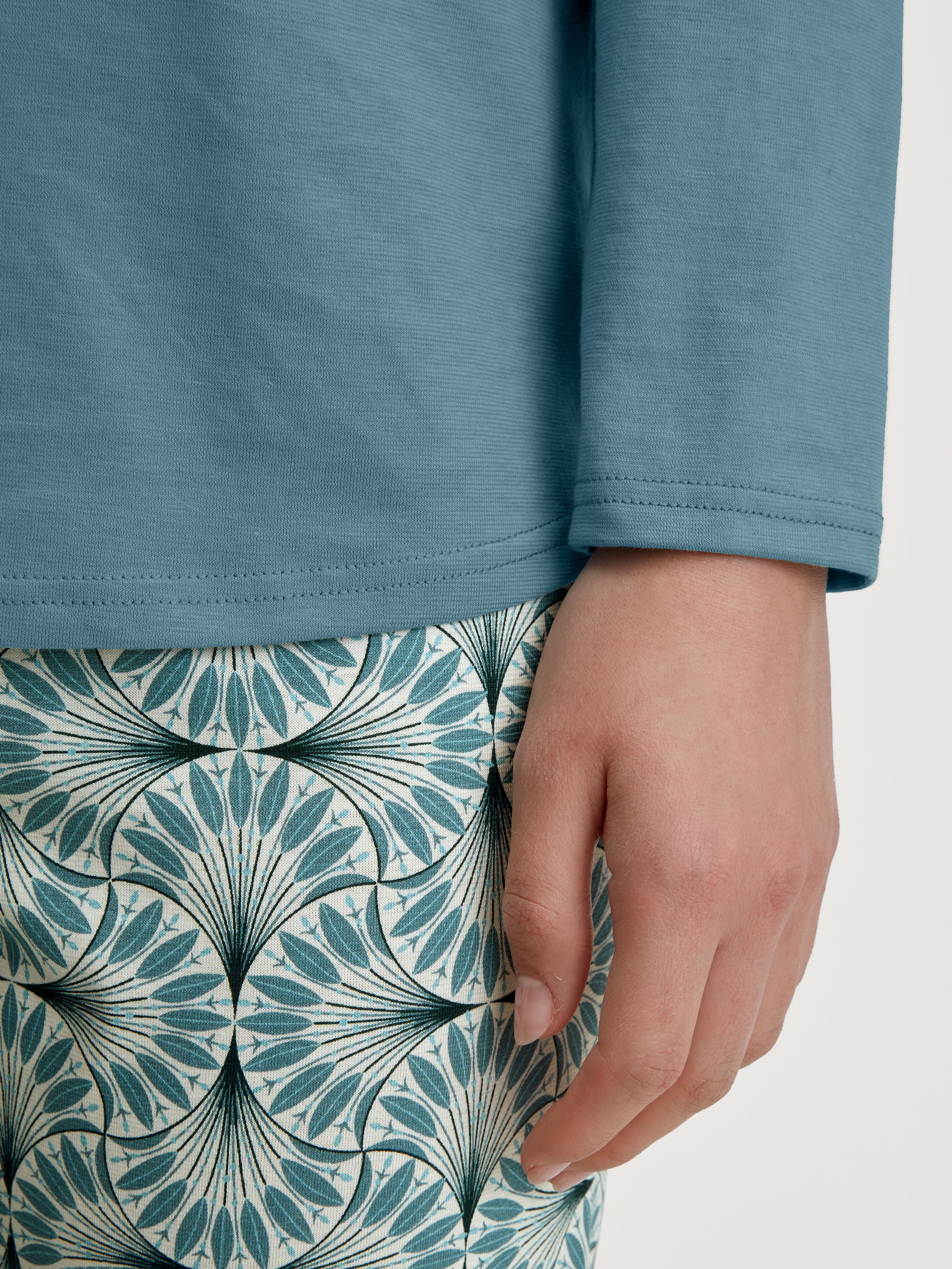 Damen-Model trägt Pyjama, lang aus 100% Baumwolle in Blau, Gemustert aus Serie Ornament Nights von CALIDA, Detail