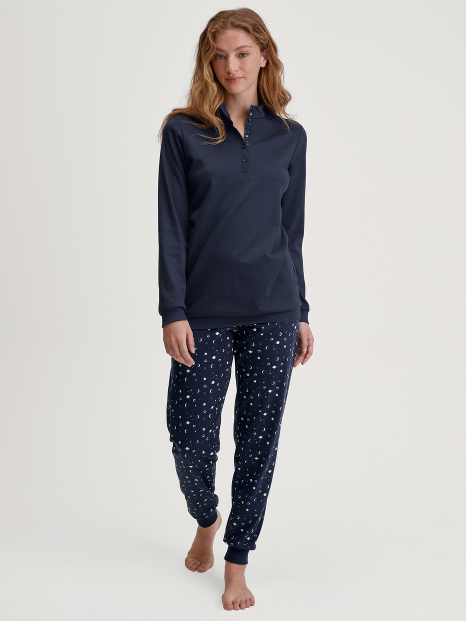 Damen-Model trägt Bündchen-Pyjama aus 100% Baumwolle in Blau, Gemustert aus Serie Midnight Dreams von CALIDA, Vorderansicht