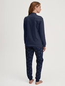 Damen-Model trägt Bündchen-Pyjama aus 100% Baumwolle in Blau, Gemustert aus Serie Midnight Dreams von CALIDA, Rückansicht