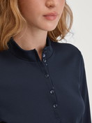 Damen-Model trägt Bündchen-Pyjama aus 100% Baumwolle in Blau, Gemustert aus Serie Midnight Dreams von CALIDA, Detail