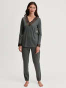 Damen-Model trägt Pyjama, lang aus Baumwolle in Schwarz, Spitze aus Serie Deep Dreams von CALIDA, Vorderansicht