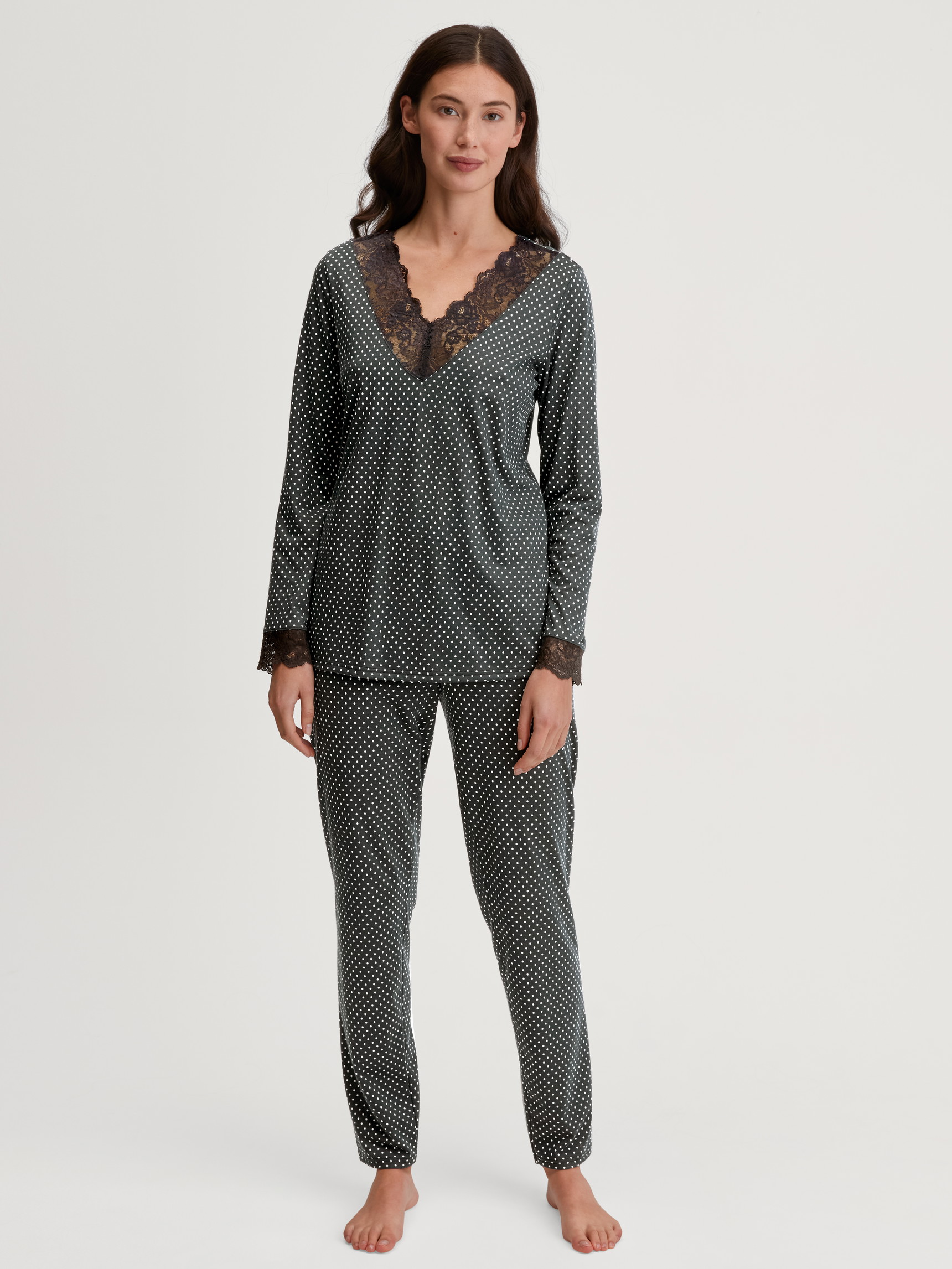Le mannequin Femme porte le/la Pyjama, longue en Coton de couleur Noir, Dentelle, de la série Deep Dreams de CALIDA, Vue de face