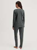 Damen-Model trägt Pyjama, lang aus Baumwolle in Schwarz, Spitze aus Serie Deep Dreams von CALIDA, Rückansicht