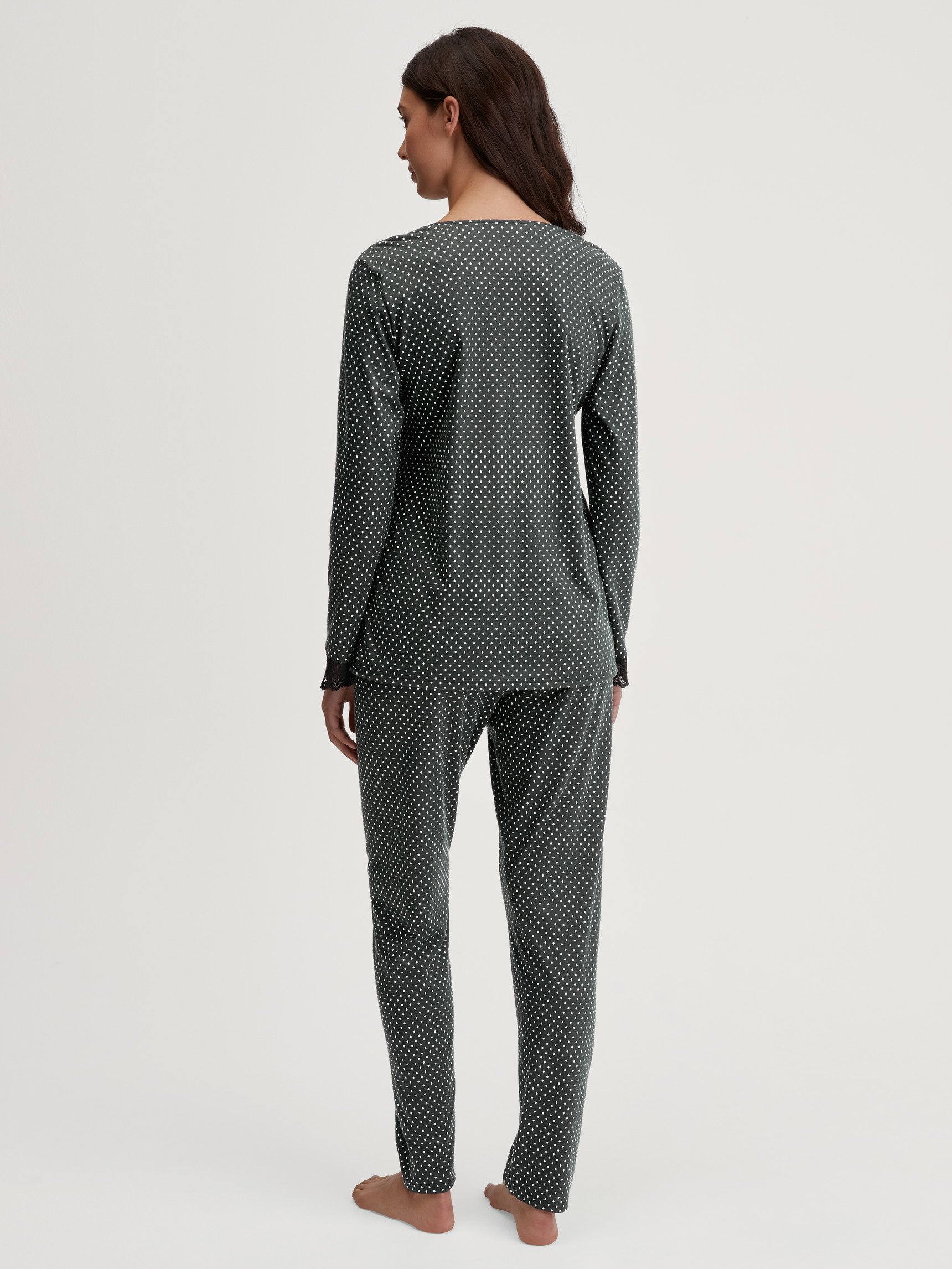 Le mannequin Femme porte le/la Pyjama, longue en Coton de couleur Noir, Dentelle, de la série Deep Dreams de CALIDA, Vue arrière