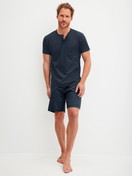 Herren-Model trägt Kurz-Pyjama aus 100% Baumwolle in Blau, Gemustert aus Serie Relax Selected 2 von CALIDA, Vorderansicht