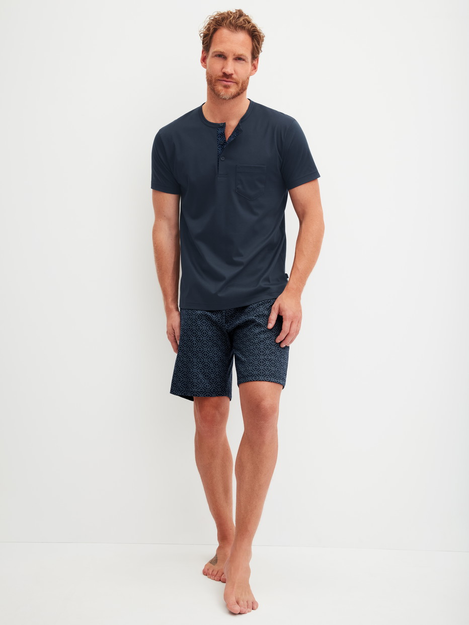Herren-Model trägt Kurz-Pyjama aus 100% Baumwolle in Blau, Gemustert aus Serie Relax Selected 2 von CALIDA, Vorderansicht