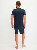 Herren-Model trägt Kurz-Pyjama aus 100% Baumwolle in Blau, Gemustert aus Serie Relax Selected 2 von CALIDA, Rückansicht