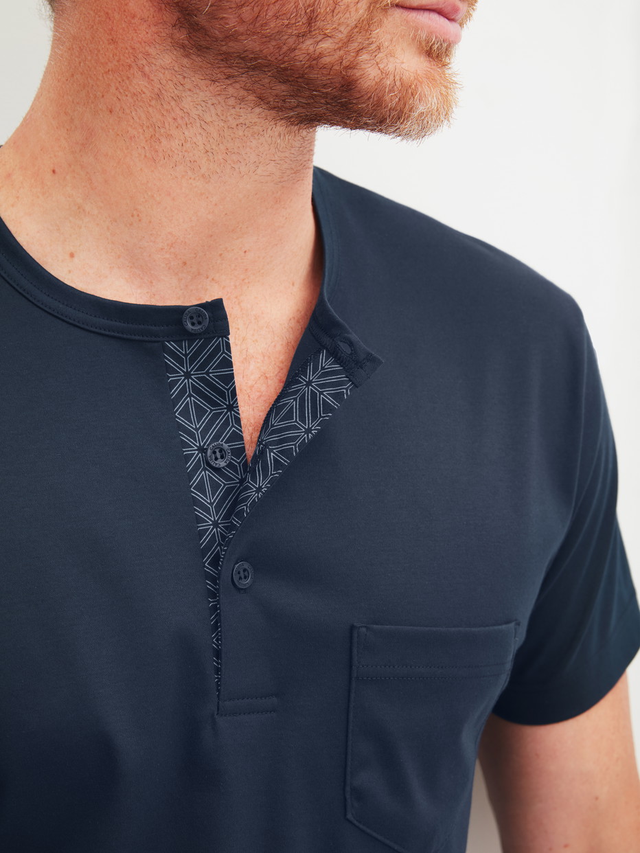 Herren-Model trägt Kurz-Pyjama aus 100% Baumwolle in Blau, Gemustert aus Serie Relax Selected 2 von CALIDA, Detail