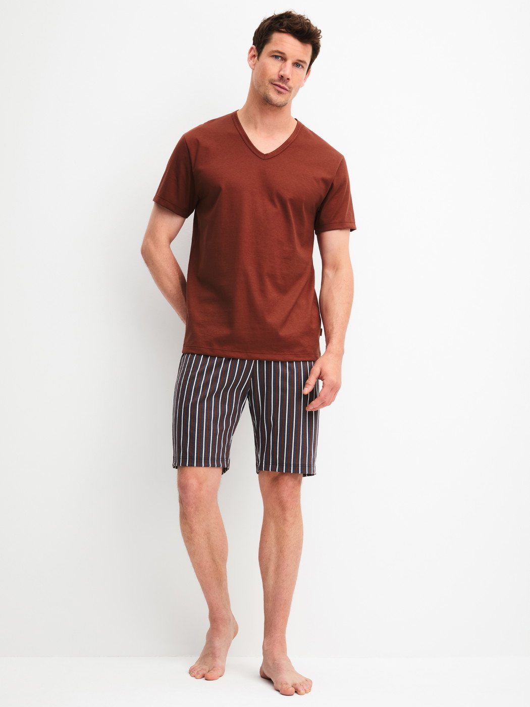 Le mannequin Homme porte le/la Pyjama court en 100% coton de couleur Rouge, Rayée, de la série Cotton Special de CALIDA, Vue de face
