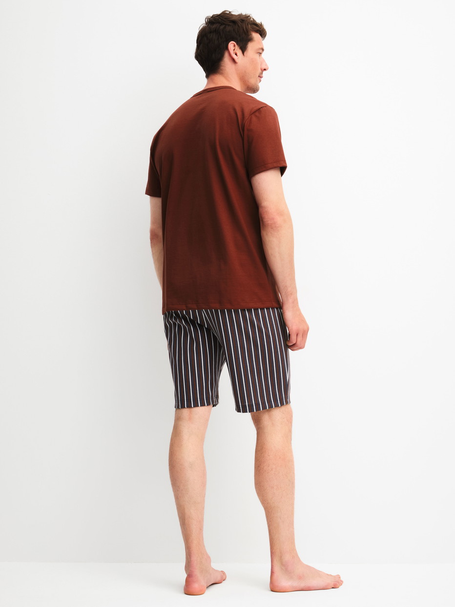 Herren-Model trägt Kurz-Pyjama aus 100% Baumwolle in Rot, Gestreift aus Serie Cotton Special von CALIDA, Rückansicht