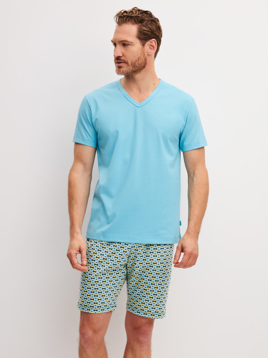 Herren-Model trägt Kurz-Pyjama aus 100% Baumwolle in Grün, Gemustert aus Serie Cotton Special von CALIDA, Vorderansicht