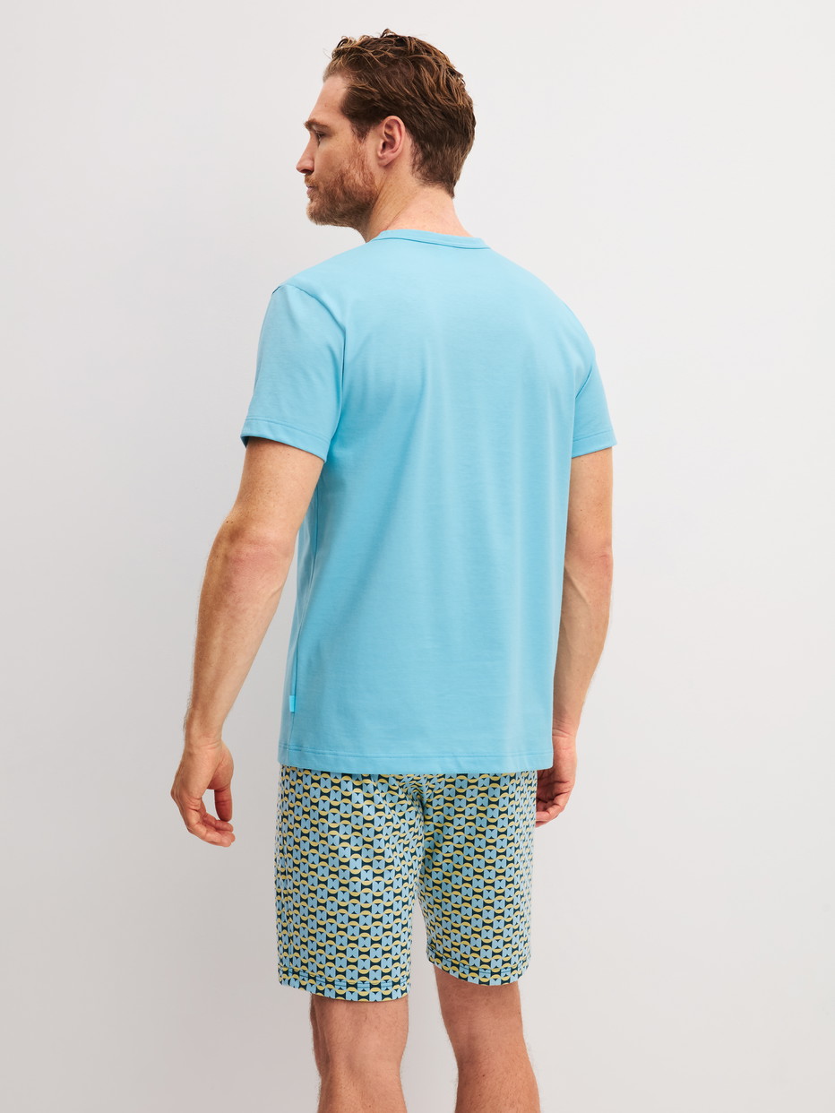 Herren-Model trägt Kurz-Pyjama aus 100% Baumwolle in Grün, Gemustert aus Serie Cotton Special von CALIDA, Rückansicht