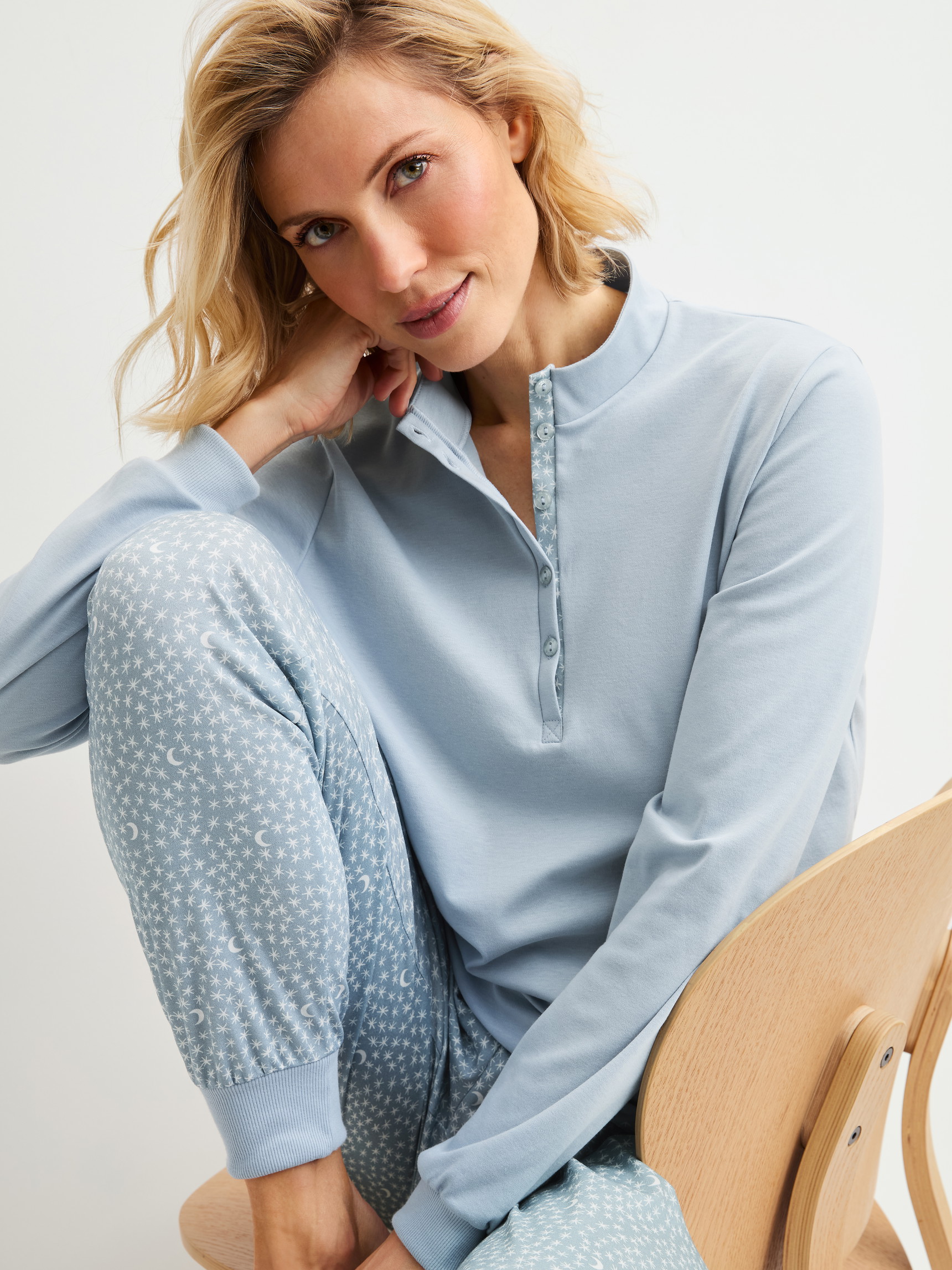 Damen-Model trägt Bündchen-Pyjama aus 100% Baumwolle in Blau, Gemustert aus Serie Midnight Dreams von CALIDA, Zusatzbild