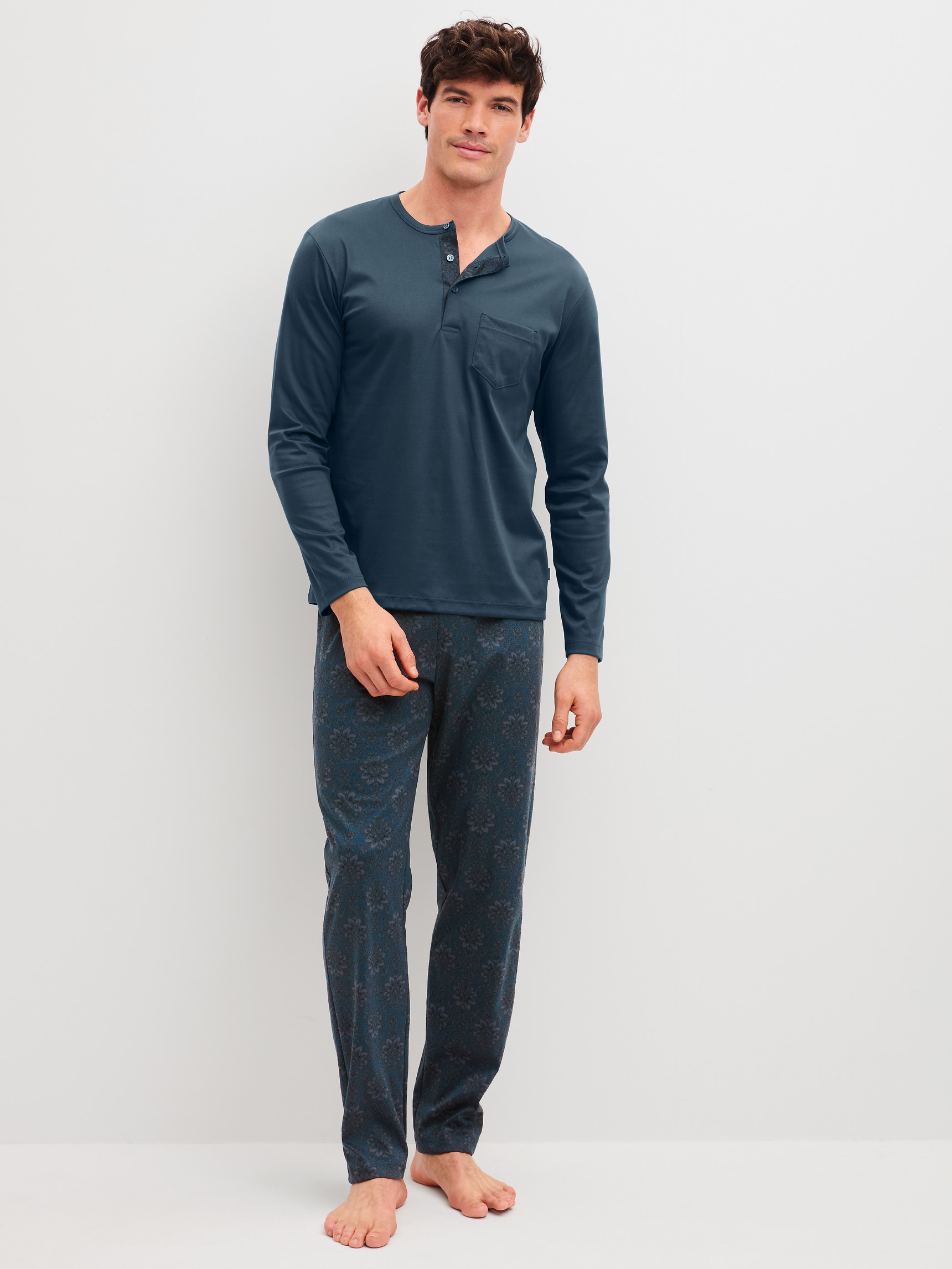 Le mannequin Homme porte le/la Pyjama, longue en 100% coton de couleur Gris, Floral, de la série Relax Selected 4 de CALIDA, Vue de face