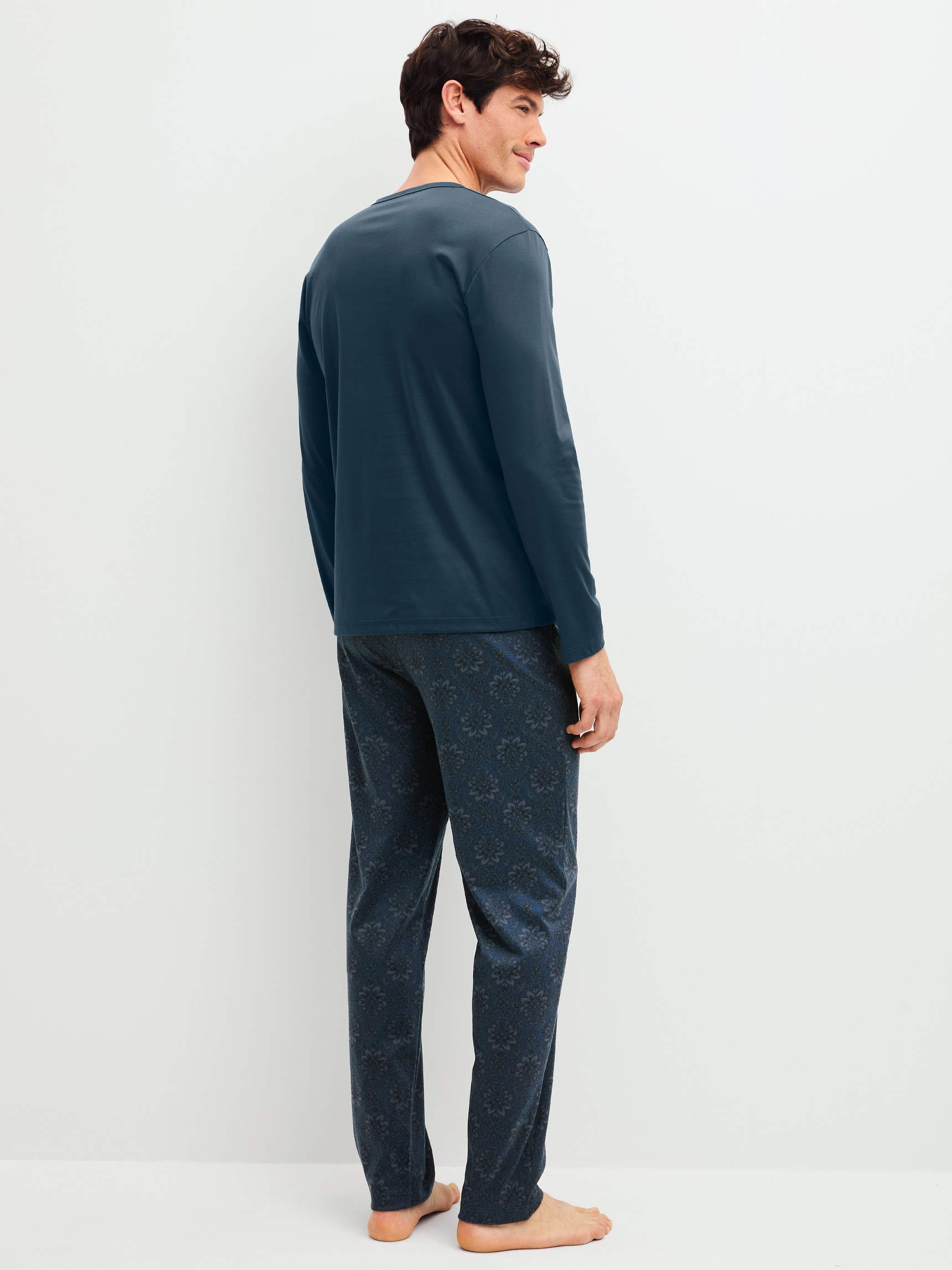 Le mannequin Homme porte le/la Pyjama, longue en 100% coton de couleur Gris, Floral, de la série Relax Selected 4 de CALIDA, Vue arrière