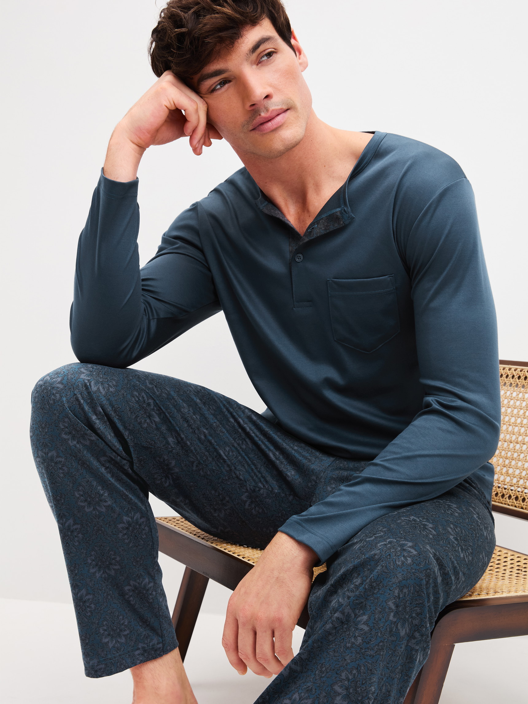 Le mannequin Homme porte le/la Pyjama, longue en 100% coton de couleur Gris, Floral, de la série Relax Selected 4 de CALIDA, Image supplémentaire