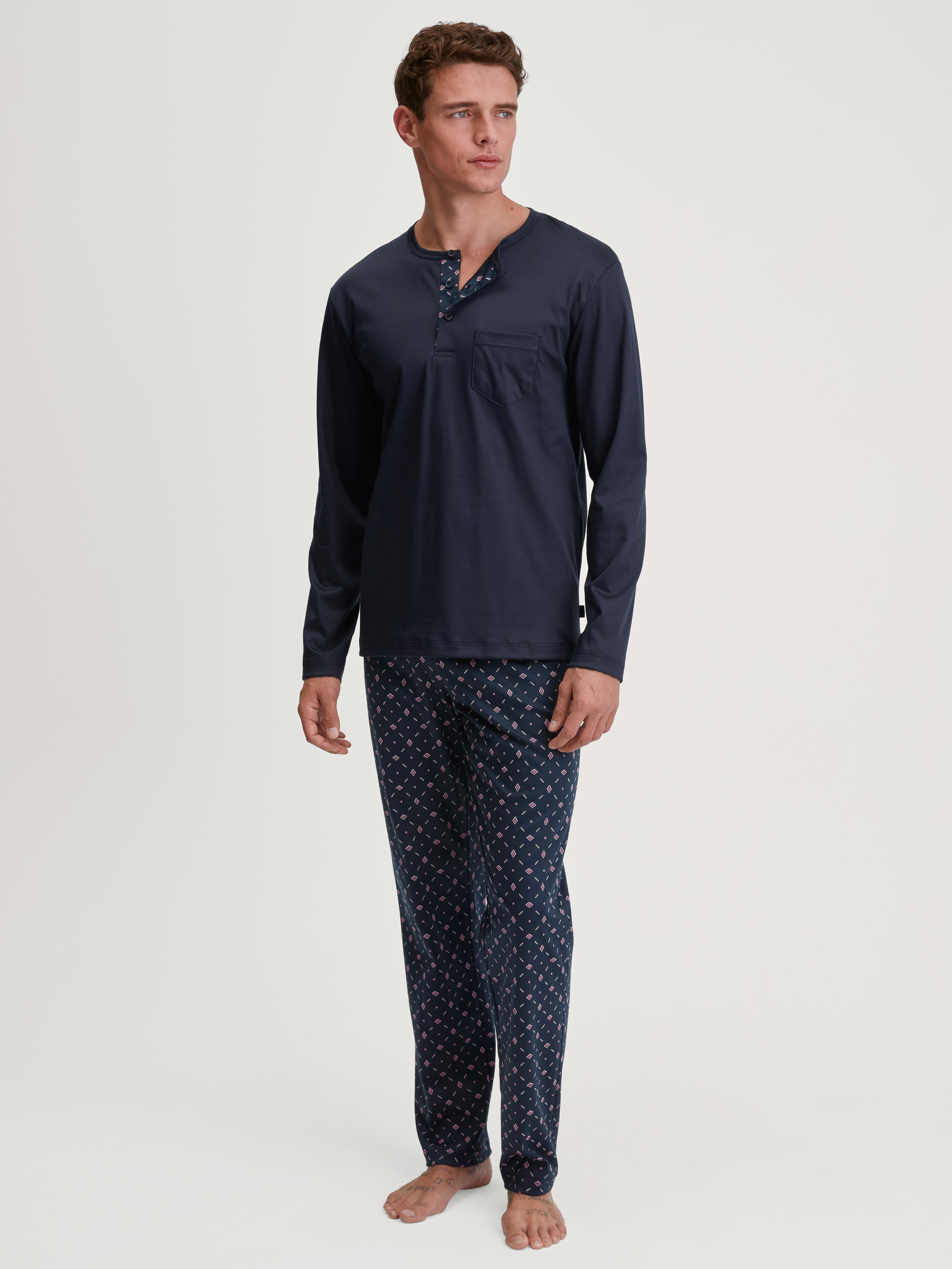 Herren-Model trägt Pyjama, lang aus 100% Baumwolle in Blau, Gemustert aus Serie Relax Selected 4 von CALIDA, Vorderansicht